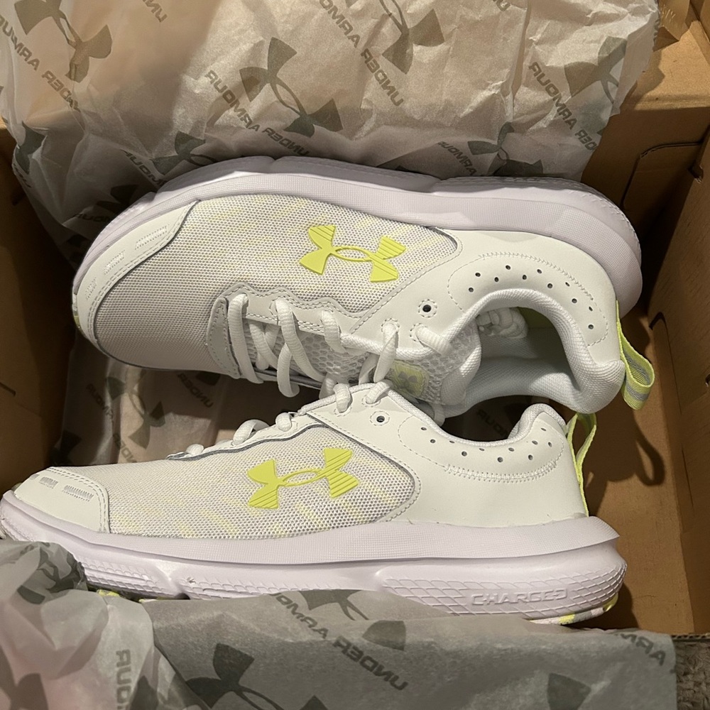 NWTs Under Armour charged pursuit running shoe